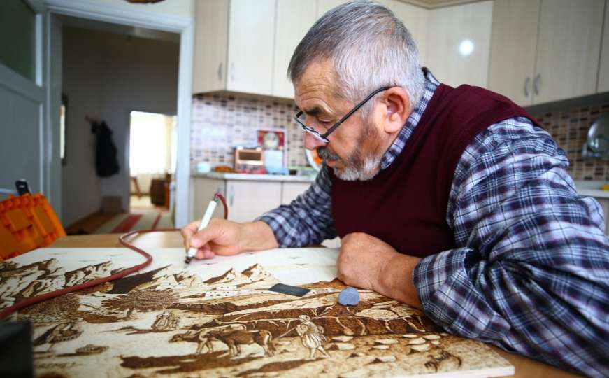 Mustafa obrađuje drvo i kreira prelijepa umjetnička djela